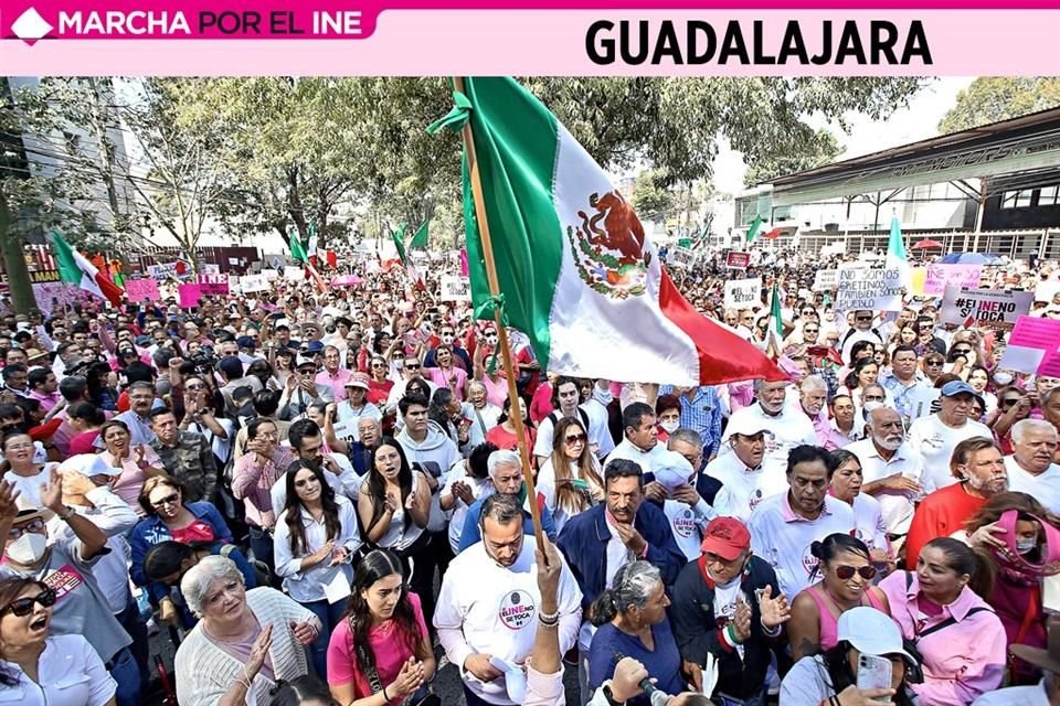 En Guadalajara, personas también se pronunciaron en contra de la reforma electoral.