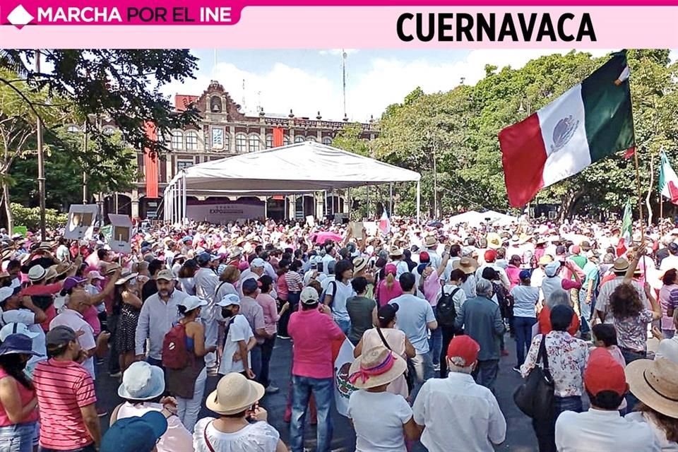 En Cuernavaca, también protestaron por la iniciativa de reforma electoral.