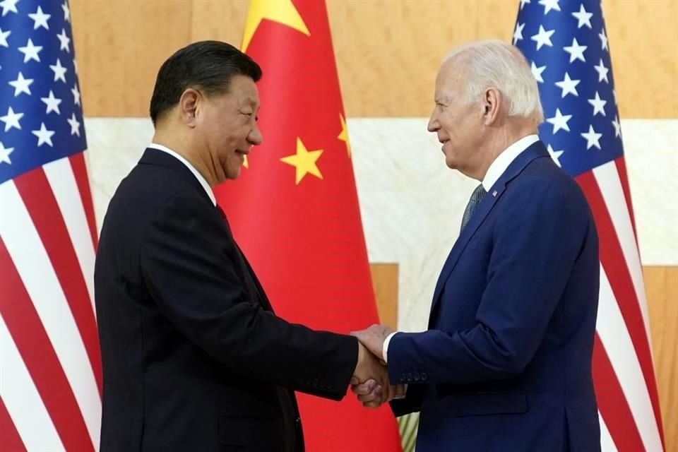 El Presidente de China, Xi Jinping, y el Presidente de EU, Joe Biden, se saludan antes de una reunión bilateral.