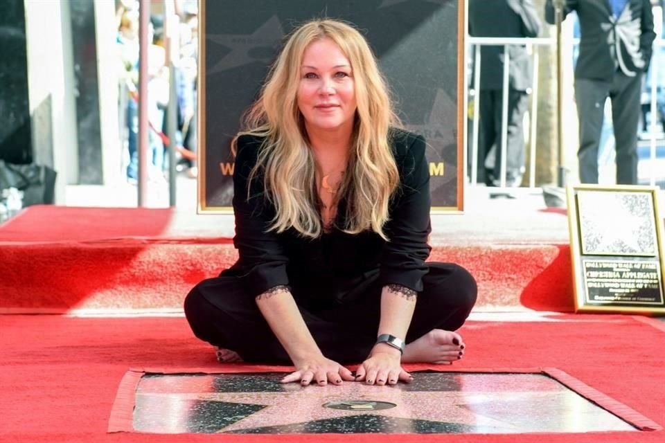 Christina Applegate recibió su estrella en el Paseo de la Fama de Hollywood, a pocos meses de que le diagnosticaran esclerosis múltiple.