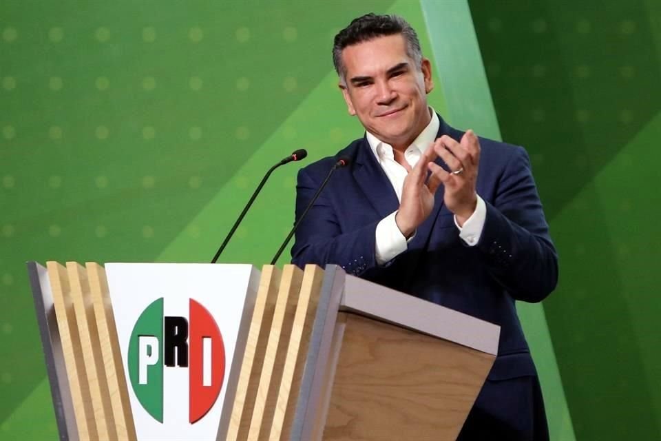 Layda Sansores exhibió mensajes en donde empresario Claudio X. González invita a Alito Moreno a reuniones con otros dirigentes de partidos.