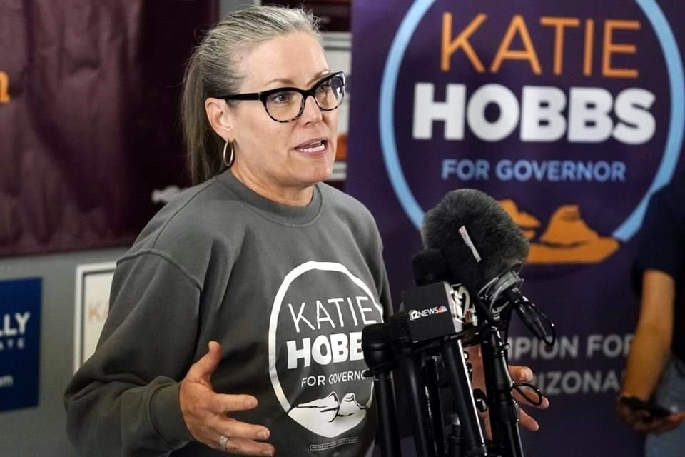 La candidata demócrata Katie Hobbs venció a su rival republicana Kari Lake para la Gubernatura de Arizona.