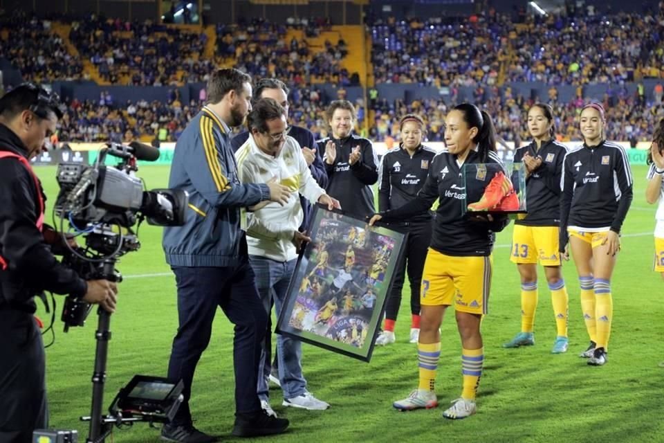 Antes del inicio del partido, Liliana Mercado fue reconocida por la directiva de Tigres por sus 200 partidos oficiales.