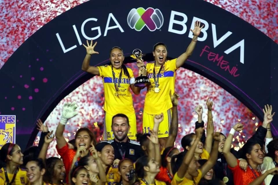Liliana Mercado, capitana de Tigres Femenil, invitó a Nayeli Rangel para levantar el trofeo.