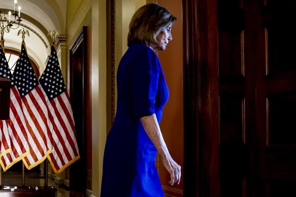 La líder de la Cámara de Representantes, Nancy Pelosi, se retira del podium después de leer una investigación para abrir juicio político al entonces Presidente Donald Trump en 2019.