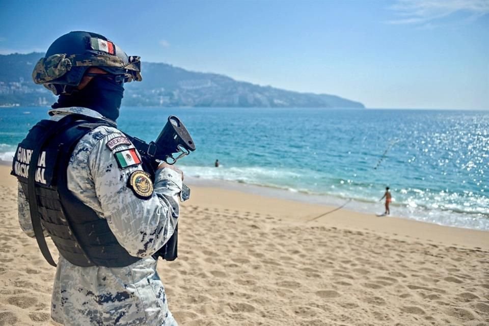 Bandas criminales se disputan la venta de droga, cobro de piso y extorsiones en playas de Acapulco, pese a despliegue de Fuerzas Armadas.