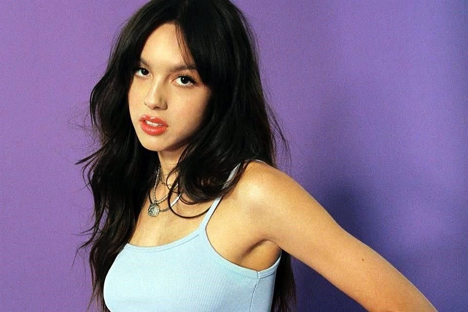 Estrena Olivia Rodrigo, actriz de 'High School Musical', su álbum debut titulado SOUR, del cual se desprende el éxito 'Drivers License'.
