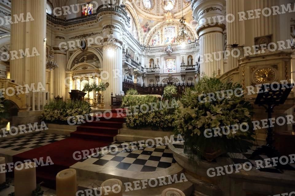 Los arreglos florales para la boda de Álvarez se colocaron desde el viernes.