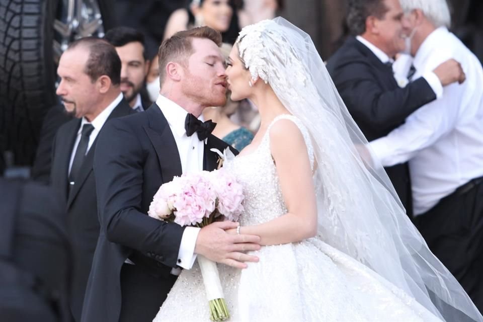Saúl Álvarez y su esposa Fernanda Gómez se dieron un beso frente al público tras la ceremonia religiosa.