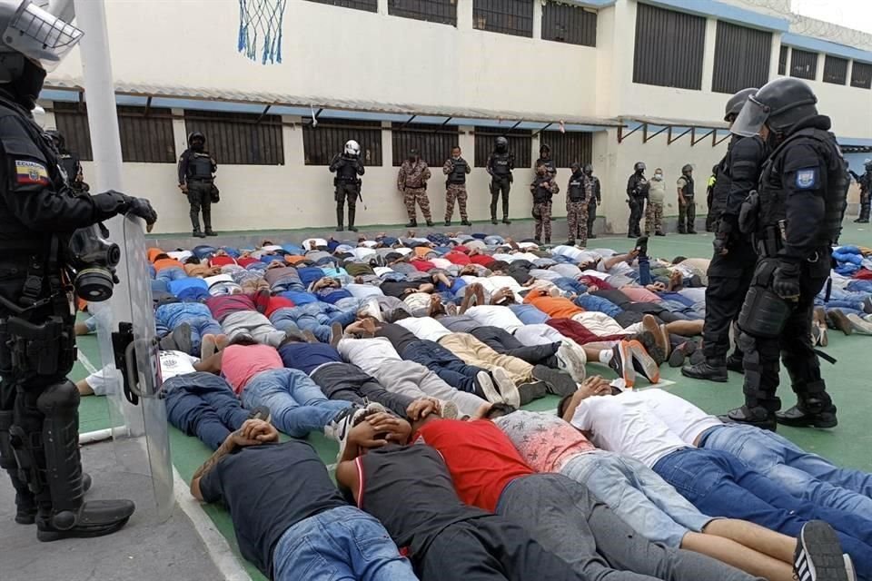 Fuerzas de seguridad durante un operativo en la prisión Pichincha 1 en Quito.