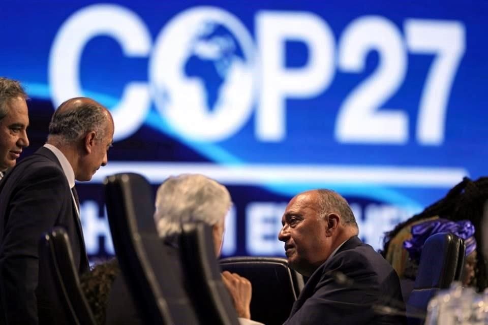 Negociadores de la COP27 aprobaron tras varias horas de debate crear un fondo para compensar a las naciones afectada por el cambio climático.