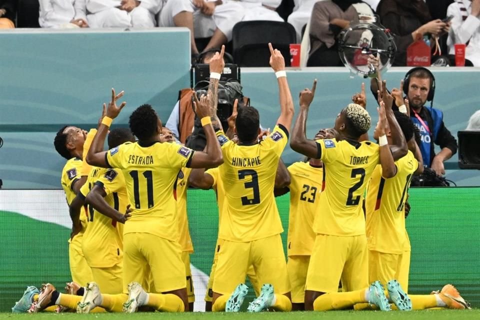 Hincados y con señalizaciones al cielo, así fue como Ecuador celebró sus goles.