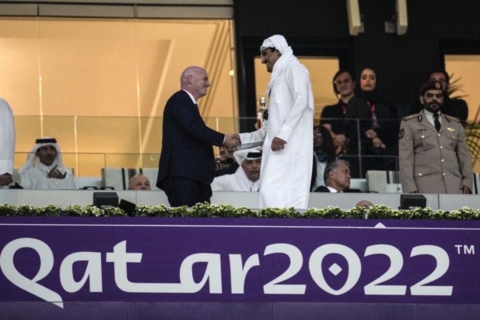 Emir de Qatar Tamim bin Hamad Al Thani en compañía del presidente de la FIFA Giovanni Infantino.