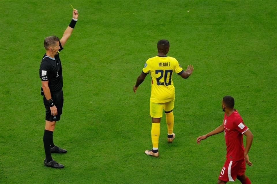 El árbitro italiano El centrocampista de Ecuador Sebastian Mendez se llevó una tarjeta amarilla.