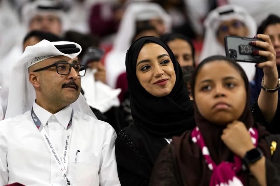 La afición qatarí estuvo emocionada antes del inicio del partido, pero todo terminó en tristeza.