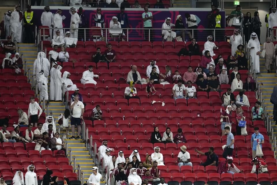 Durante el enfrentamiento contra Ecuador, aficionados de Qatar abandonaron el Estadio Al Bayt tras los malos resultados del equipo arabe.