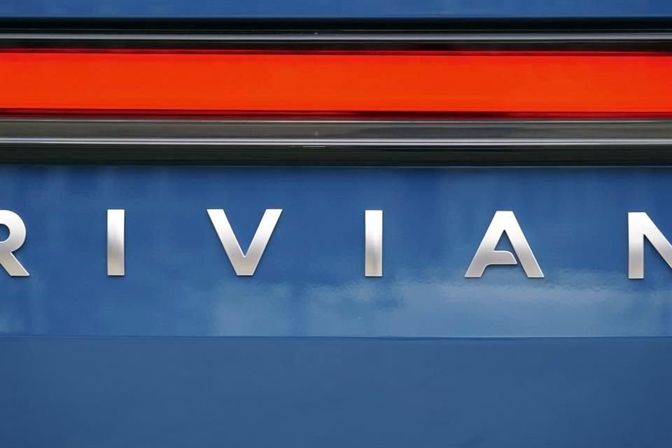 El fabricante de autos eléctricos Rivian dijo que está evitando los recortes de trabajadores en su línea de montaje de su única planta operativa en Illinois.