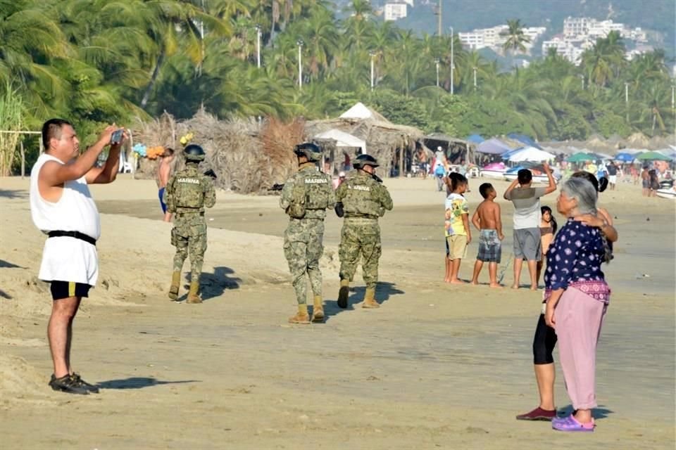 La Secretaría de Marina ha intensificado los recorridos tanto en la franja de arena como en el mar, para inhibir los delitos entre grupos delincuenciales en el puerto de Acapulco