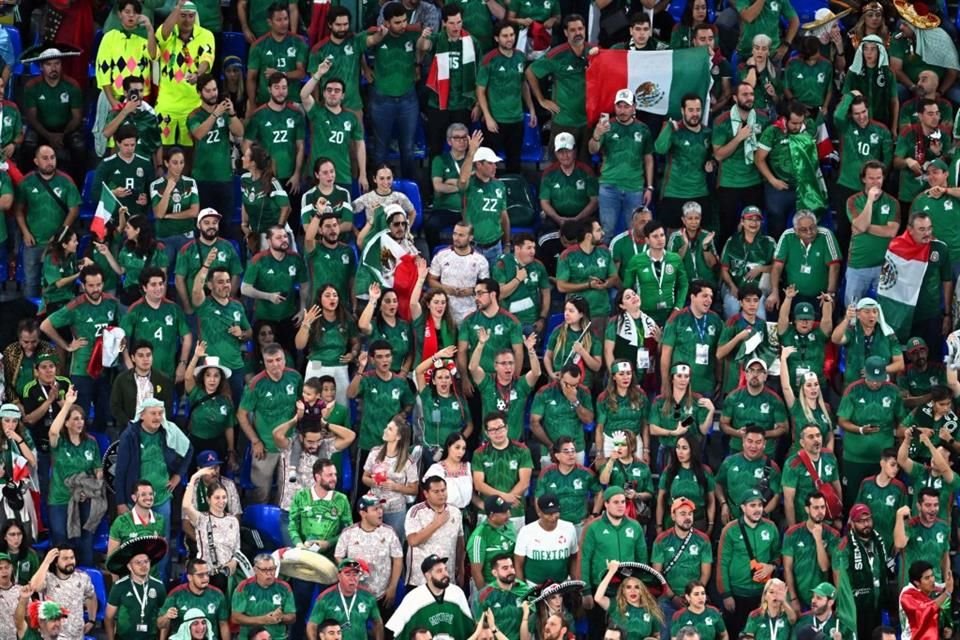 La afición mexicana durante el juego ante Polonia en Doha.