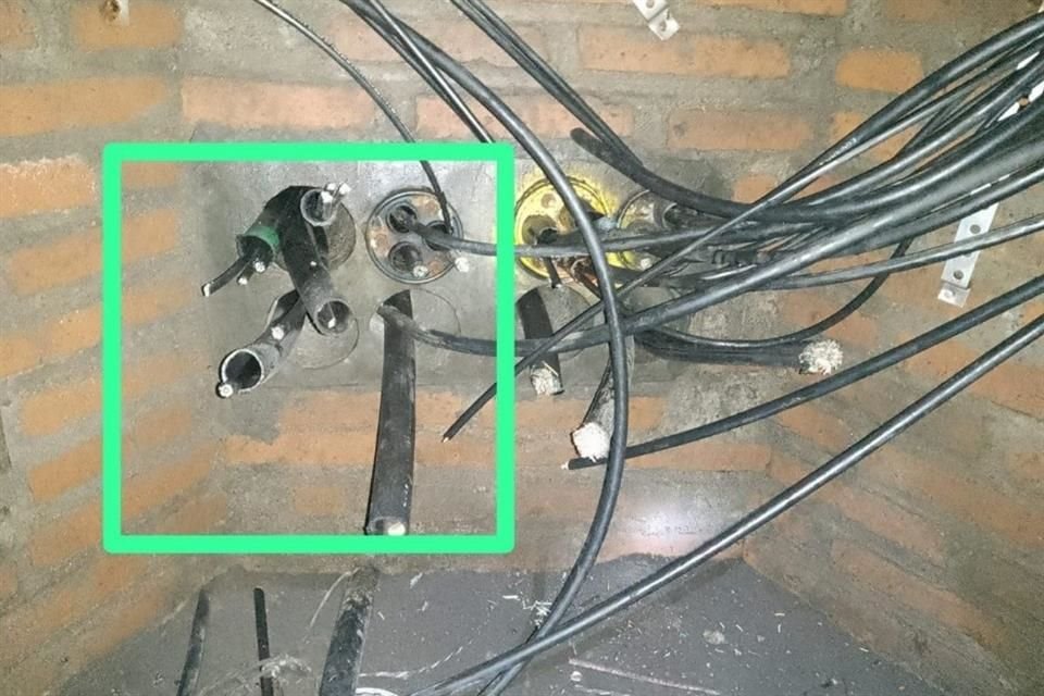 El intento de robo de cables a 1.3 kilómetros del AICM causó daños a la fibra óptica de Teléfonos de México, S.A.B. de C.V. (Telmex).