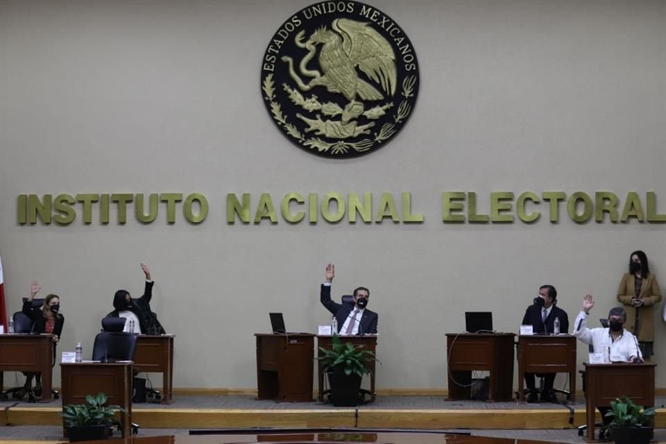 Morena y aliados hicieron caso omiso a manifestaciones y ayer present propuesta de reforma electoral que insiste en la sustitucin del INE.