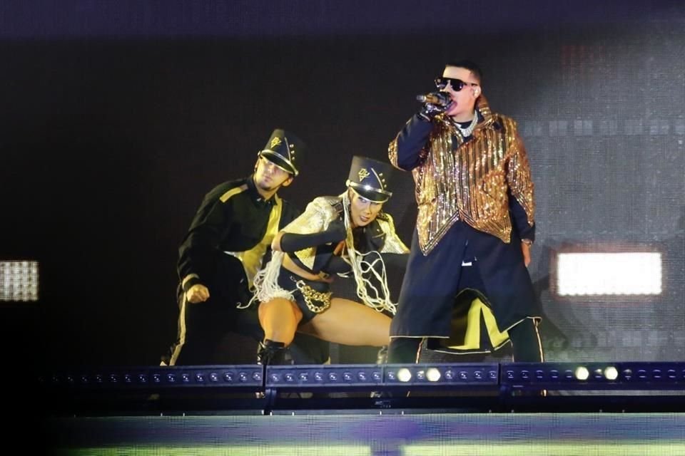 Daddy Yankee encendió fuego con su música en el Estado de Beisbol Monterrey, donde se congregaron 32 mil de personas para rendirle pleitesía por última vez a este líder del movimiento urbano.