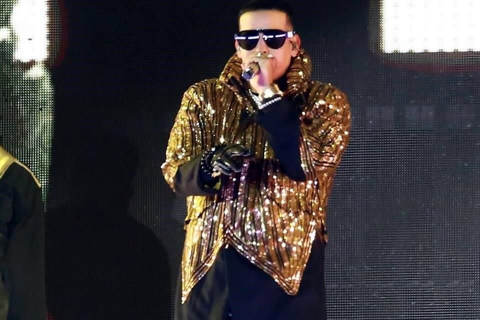 El cantante Daddy Yankee presentó su 'Última Vuelta World Tour' para decir adiós a los escenarios, en el Estadio de Sultanes. Checa las imágenes.