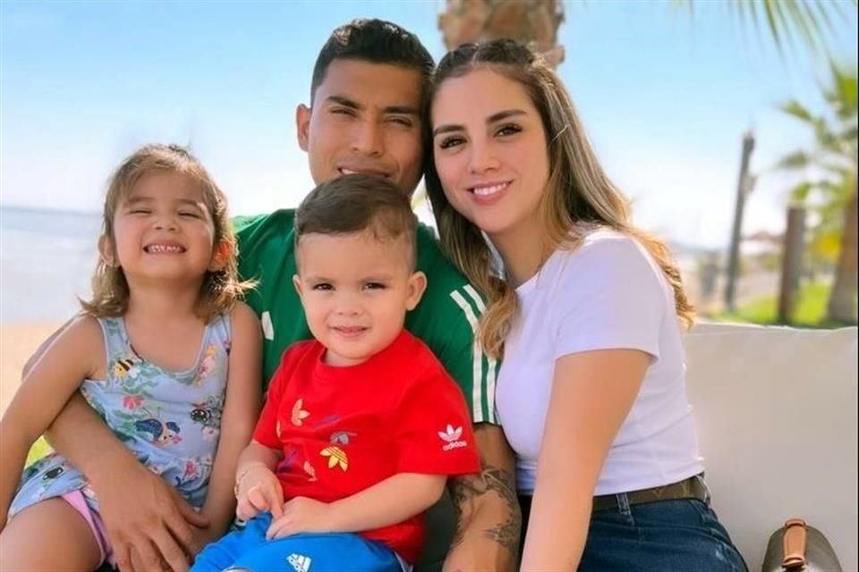 Orbelín Pineda junto a sus pequeños y su esposa.