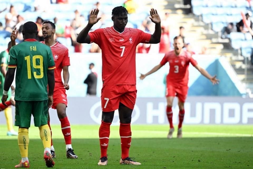 Tras marcar, Breel Embolo hizo este gesto como en señal de disculpa, pues se lo anotó a su país natal.