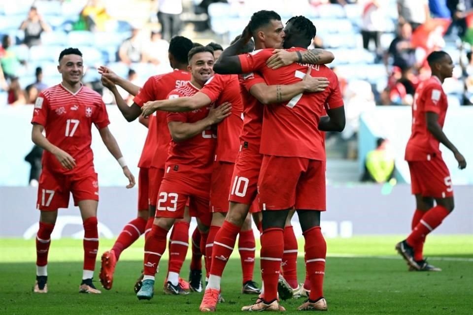 El festejo suizo tras el único gol del encuentro, cortesía Breel Embolo.