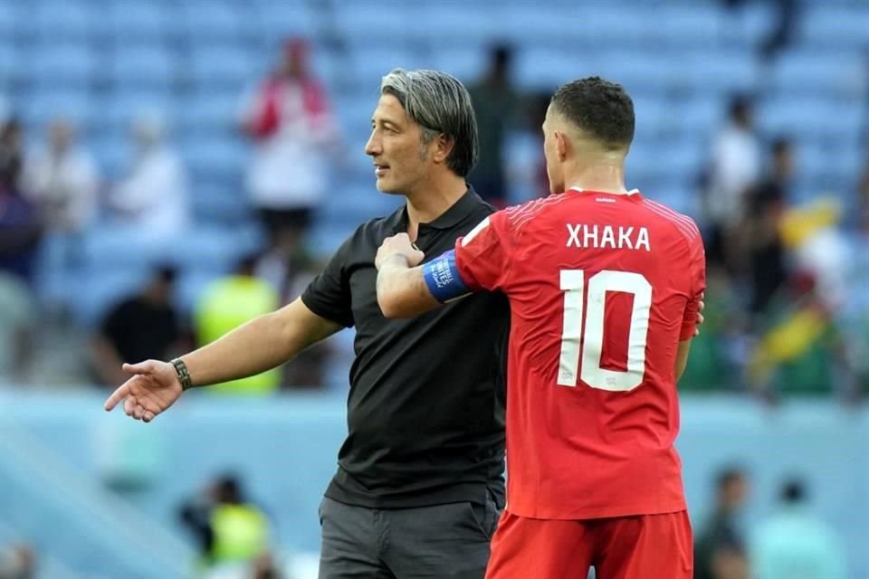 El técnico suiza, Murat Yakin, celebra la victoria con el capitán Granit Xhaka.
