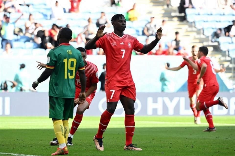 Breel Embolo, nacido en Camerún, tuvo un discreto festejo al marcar el gol.