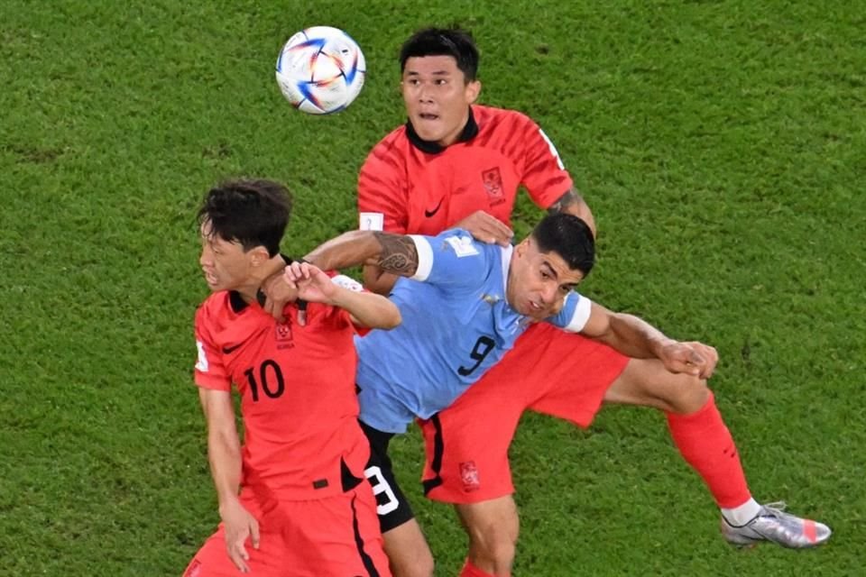Intenso duelo entre Uruguay y Corea del Sur, con llegadas y emociones, pero, una vez más en Qatar 2022, los aficionados no gritan gol.