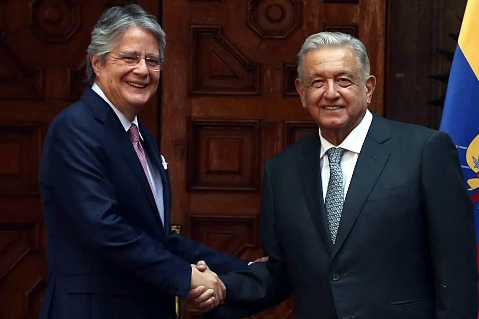 Los Presidentes López y Lasso posan para los fotógrafos en Palacio Nacional.
