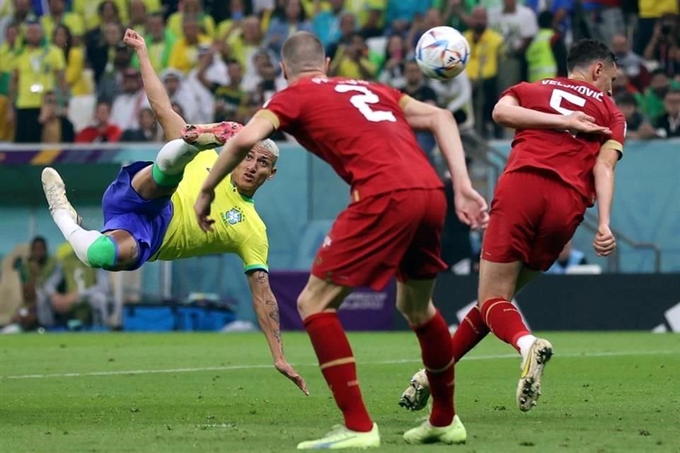 Richarlison concretó un golazo para el 2-0 brasileño.