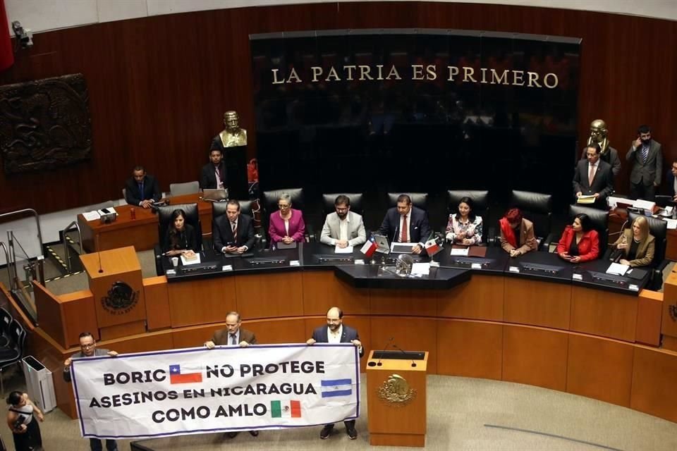 Legisladores del Grupo Plural, en el Senado, exhibieron una manta donde contrastaban la postura del presidente Gabriel Boric, de Chile, con la del Mandatario mexicano, Andrés Manuel López Obrador.