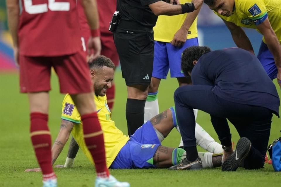 Neymar tuvo que retirarse por una lesión en el tobillo.