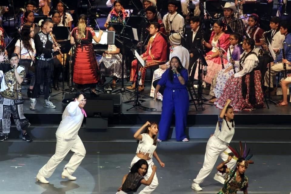 El flautista Horacio Franco y la rapera Mare Advertencia Lirika acompañaron a los integrantes de los Semilleros en el escenario.