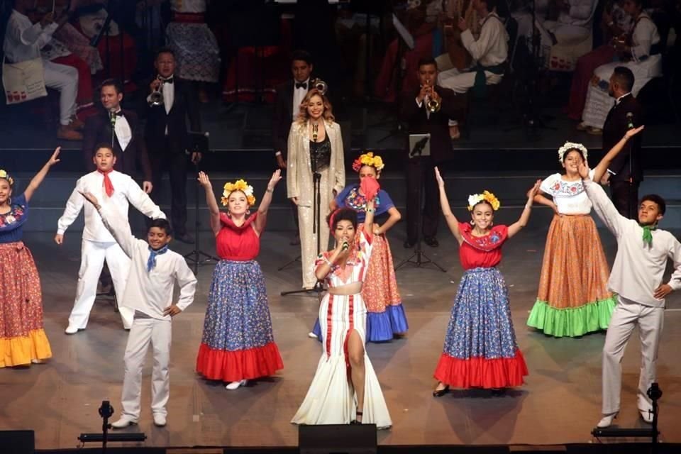 La Sonora Santanera participó en la interpretación de la pieza 'Afroméxico sí', composición de Susana Harp y José Aguilera, que fue cantada por Alejandra Robles, La Morena.
