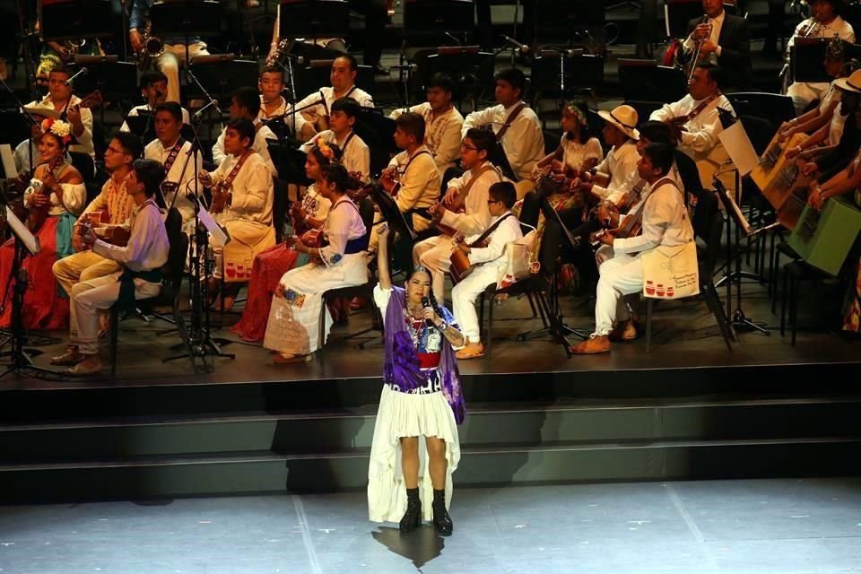 Lila Downs acompañó la presentación del Coro Nacional Comunitario.