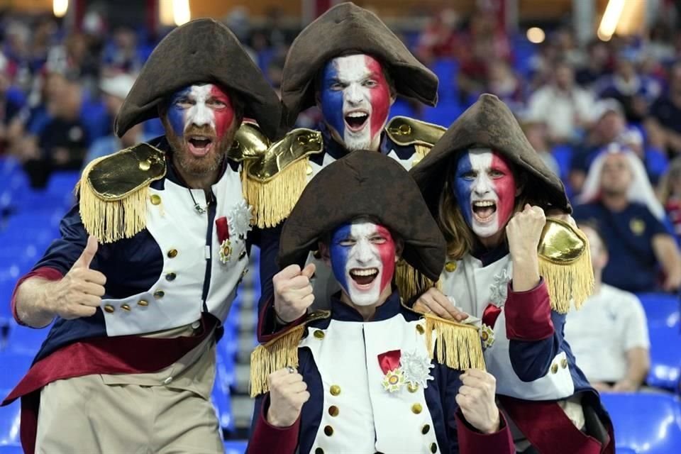 Aficionados franceses mostraron su colorido durante el partido.