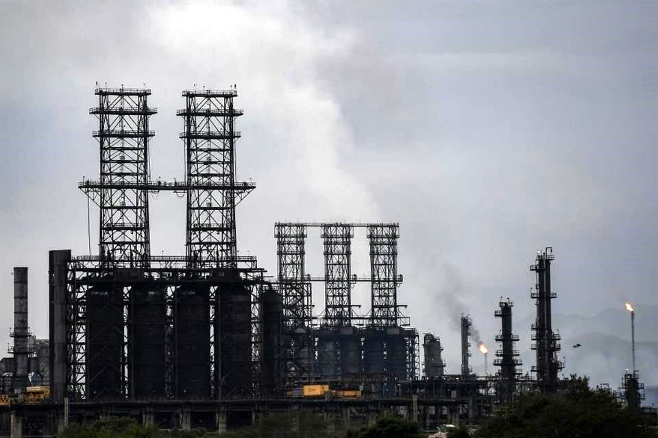 Después de tres años suspendidas las actividades de la petrolera Chevron en Venezuela, EU autorizó retomar sus actividades.