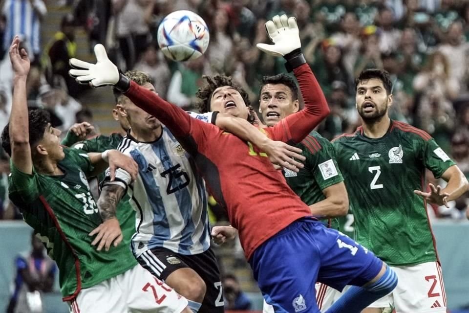 Guillermo Ochoa intenta detener el esférico en una jugada a balón parado.