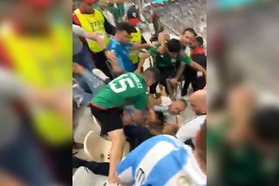 Una riña entre seguidores mexicanos y argentinos se desató al final del partido en una de las esquinas altas del estadio Lusail.