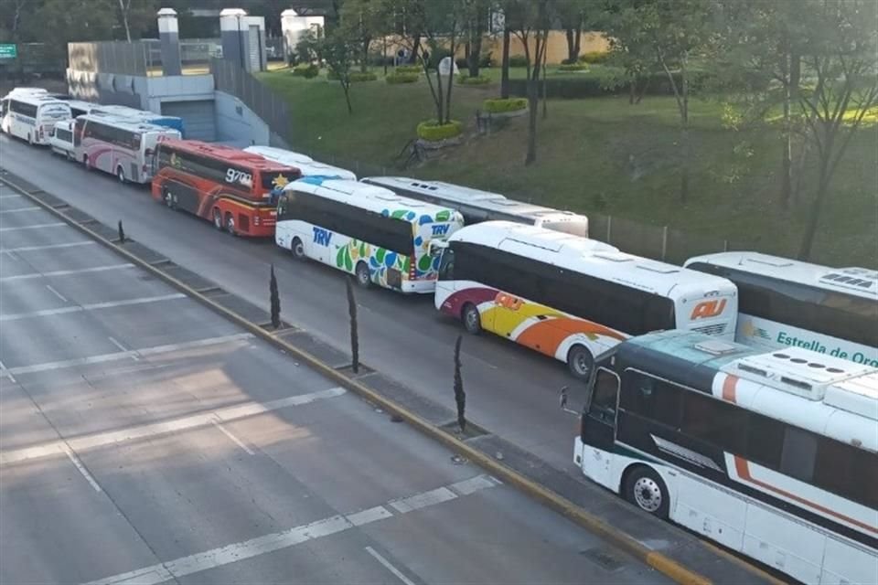 Camiones estacionados sobre Circuito Interior y Paseo de la Reforma.