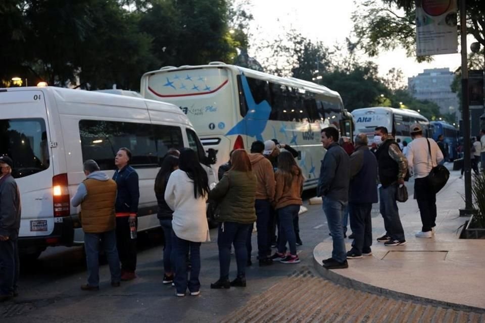 Los obradoristas a un lado del transporte en que llegaron a la Ciudad de México para participar en la contramarcha del Presidente.