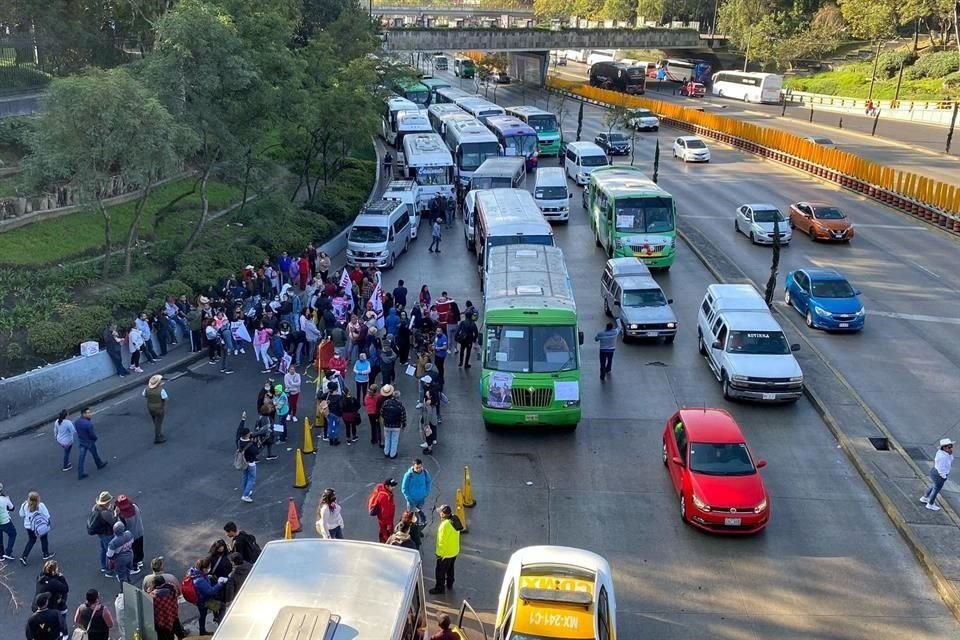 Camiones del transporte público con obradoristas en inmediaciones de Chapultepec.