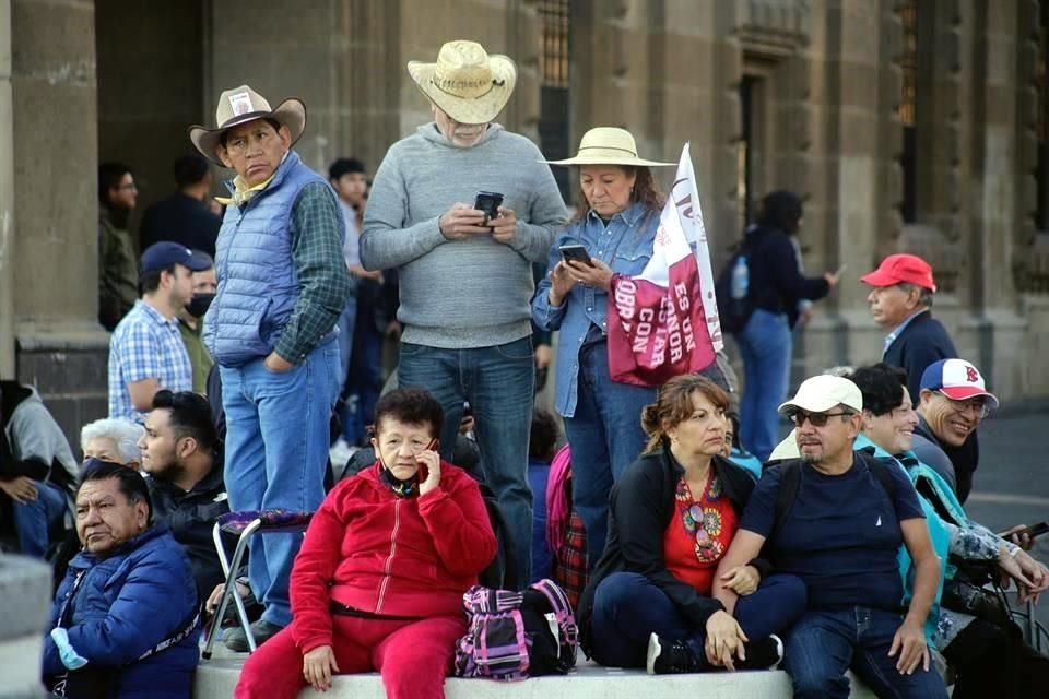 Seguidores del Presidente esperando su arribo al Zócalo capitalino.
