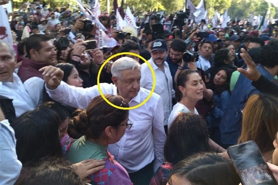 El Presidente marcha junto con Claudia Sheinbaum rumbo al Zócalo.