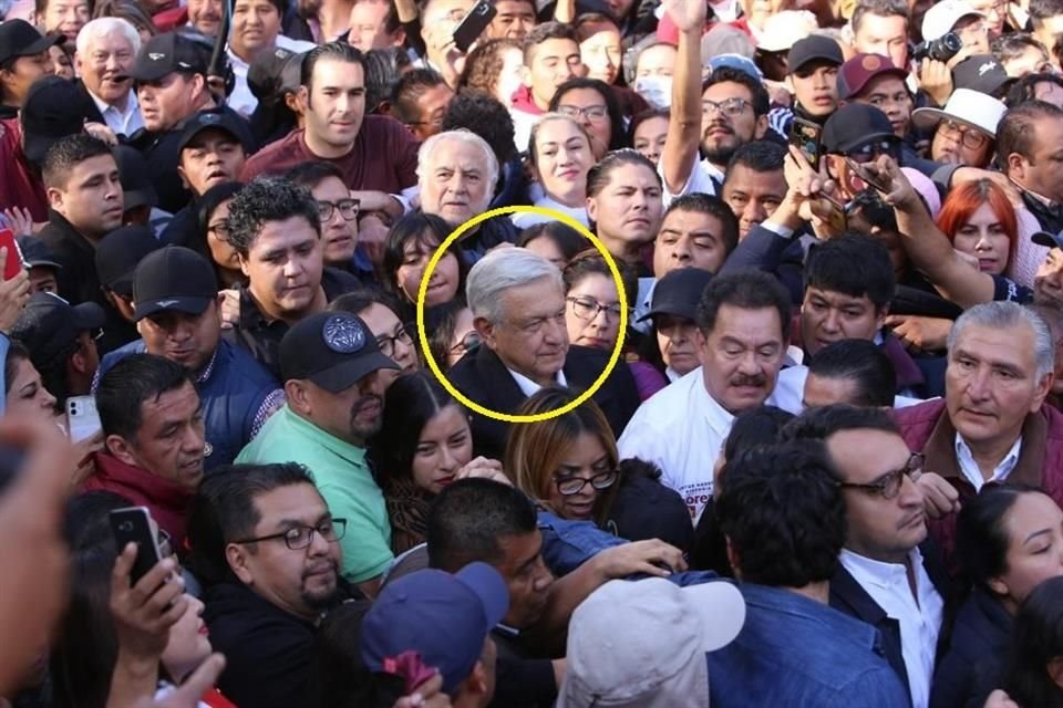 El Presidente Andrés Manuel López Obrador marcha rumbo al Zócalo entre el tumulto de gente.